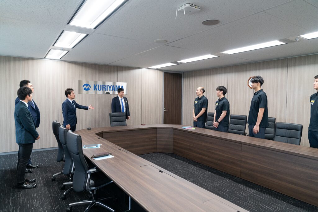 「パナソニックパンサーズ」がクリヤマジャパン(株)を来訪する様子