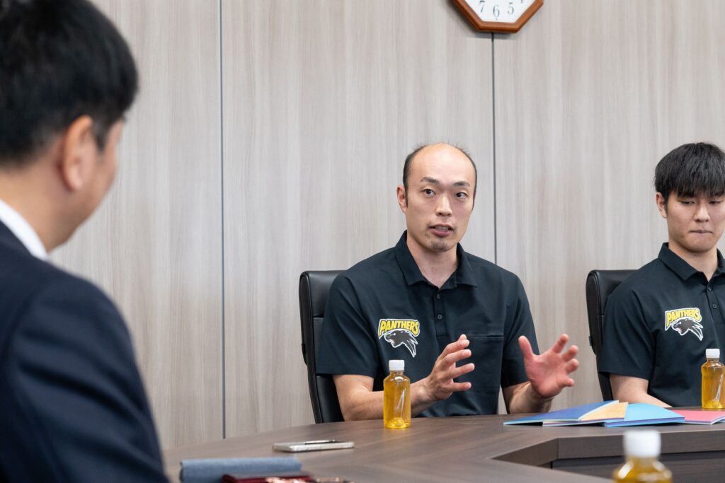 「パナソニックパンサーズ」の深津選手がタラフレックスについて話す様子