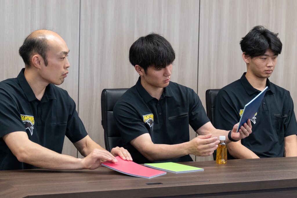 「パナソニックパンサーズ」の深津選手・西川選手・池城選手がタラフレックスのサンプルを触りながら話す様子
